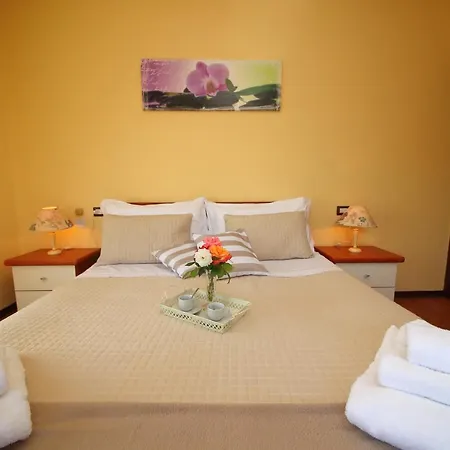 Sleeps 2 Baveno